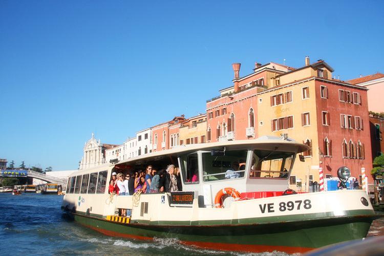 威尼斯水上公共巴士（威尼斯标志性的水上巴士下面）